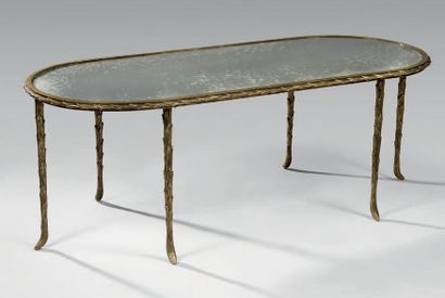 BAGUES
Table basse en bronze doré, plateau...