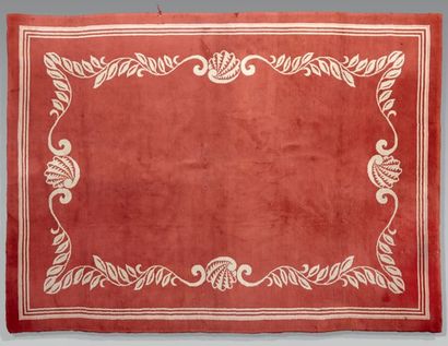Tapis à décor de coquilles et feuillage,...