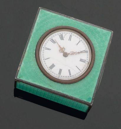 Petite boîte en argent émaillé vert sur fond...