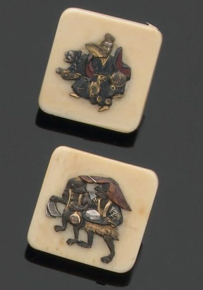 Paire de boutons de kimono en ivoire, plaqués...