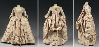 Robe à la française, pouvant se relever en...