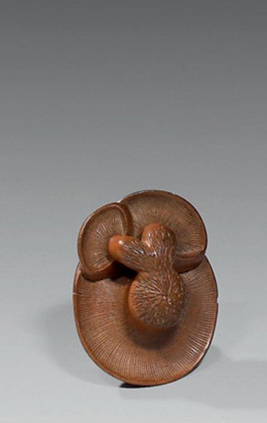 Netsuke en buis à patine clair, trois champignons...