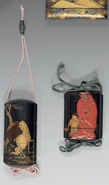 Deux inro en laque noir et nadhiji, décorés...