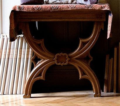 Table à plateau quadrangulaire foncé d'une...