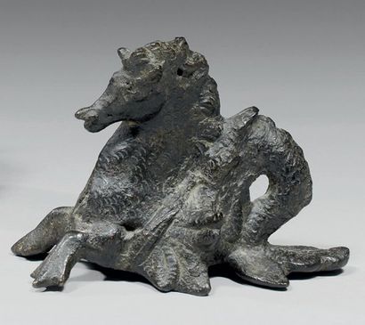 Petite statuette en bronze patiné représentant...