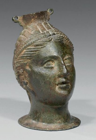 Balsamaire à tête féminine avec une coiffure...