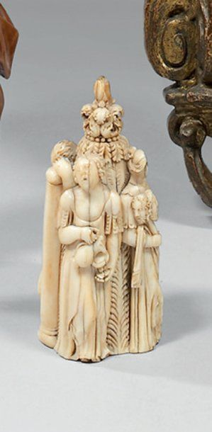 Curieux flacon en ivoire finement sculpté...