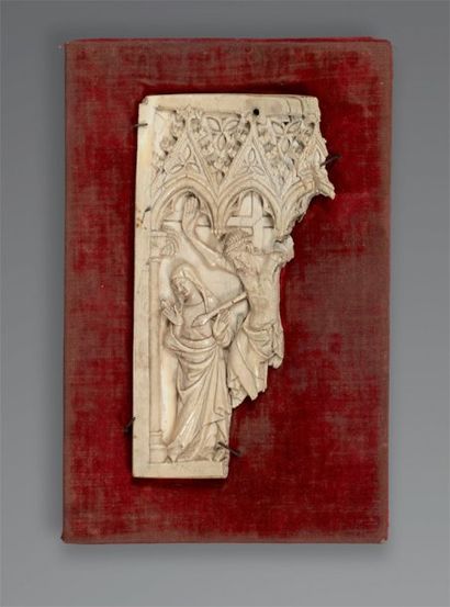 Fragment de plaque en ivoire sculpté représentant...