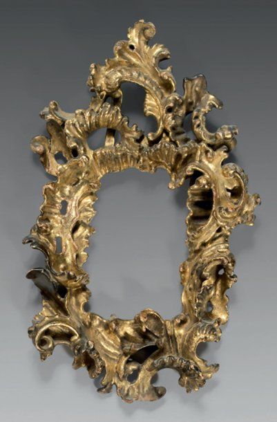 Cadre en bois sculpté ajouré à décor de feuillages...