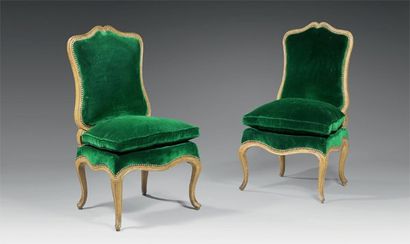 Paire de chaises de nourrice à dossier mouvementé...