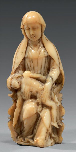 Piéta en ivoire finement sculpté Fin du XVIème...
