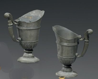 Paire d'aiguières casques, en étain. Les...