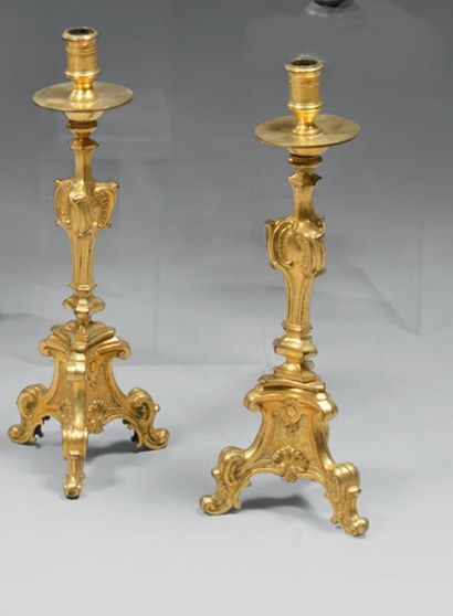 Rare paire de flambeaux en bronze ciselé...