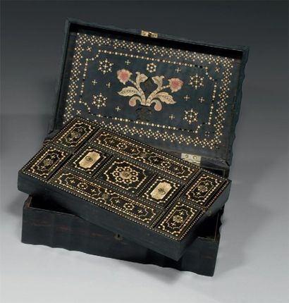 Coffret en placage de palissandre, les côtés...