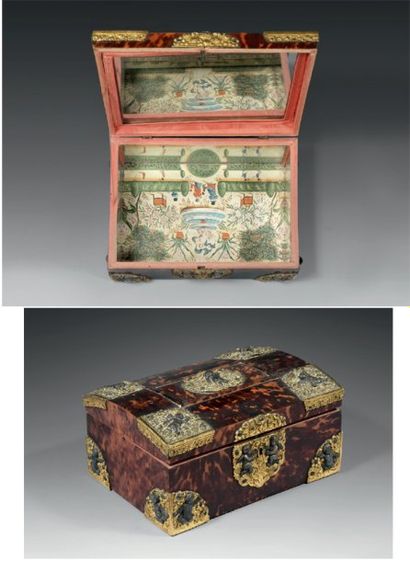 Rare coffret bombé en placage d'écaille brune...