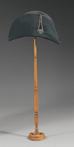Bicorne, vers 1795-1800, taffetas noir avec...