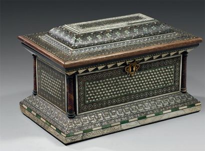 Rare coffret à légère doucine, richement...