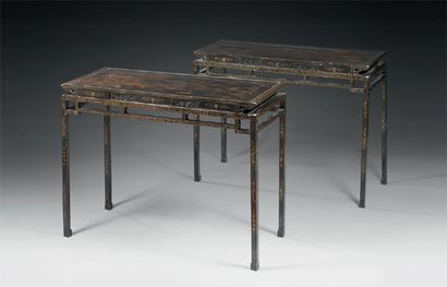 Belle paire de tables rectangulaires formant...