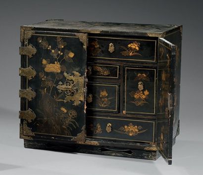 Cabinet en laque noir et or de la Chine,...