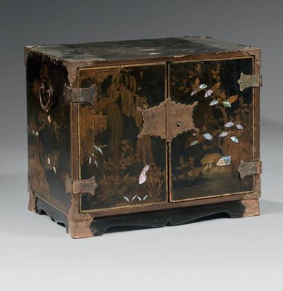 Petit cabinet, ouvrant par deux portes, en...