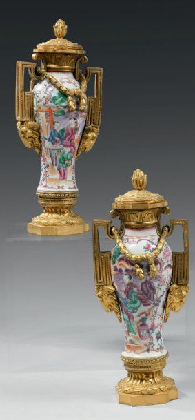 Paire de vases balustres, en porcelaine de...