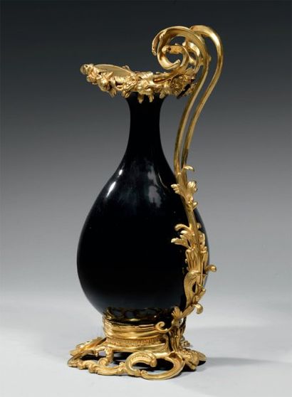 Importante aiguière formée d'un vase balustre...