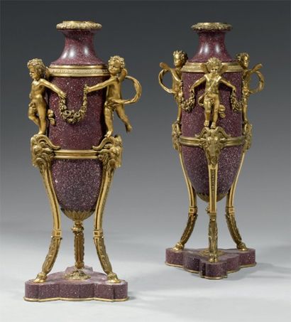 Belle paire de vases en forme d'amphore,...