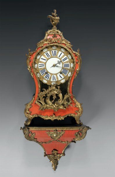 Cartel à poser et son socle, de forme violonée,...