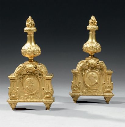 Paire de chenets en bronze ciselé et redoré...