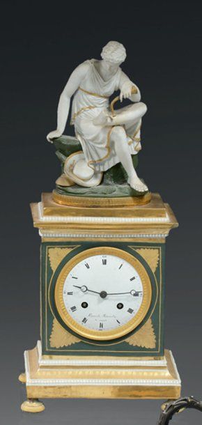 PARIS Pendule en porcelaine et biscuit à...
