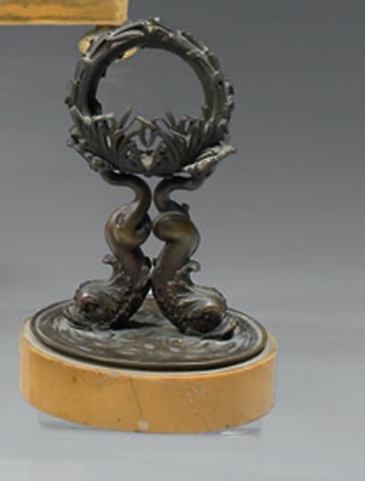 Porte montre en bronze ciselé et patiné à...
