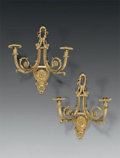 Paire d'appliques à deux lumières, en bronze...