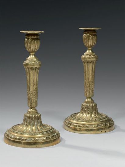Paire de flambeaux, en bronze ciselé et doré....