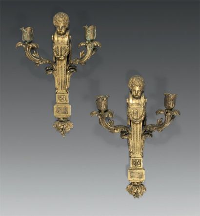 Rare paire d'appliques en bronze très finement...