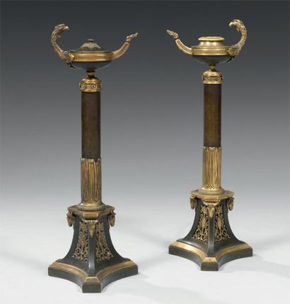 Rare paire de flambeaux, en bronze ciselé...