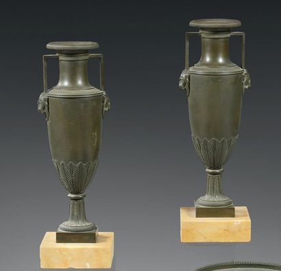 Paire de vases stylisés en amphores biancé...
