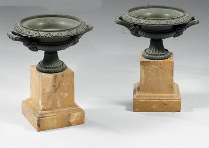 Paire de coupes en bronze ciselé et patiné....