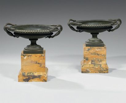 Paire de coupes navettes en bronze ciselé...