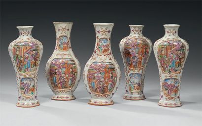CHINE. Garniture de cinq vases dont une paire...