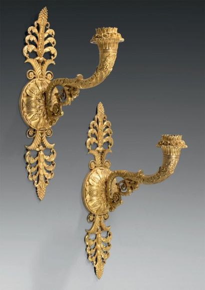 Paire d'appliques à une lumière, en bronze...