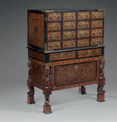 Cabinet en placage de bois indigène à décor...