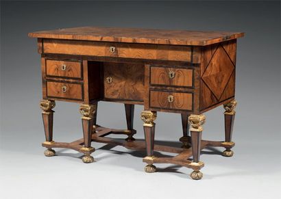 Bureau Mazarin, en placage d'olivier, ronce...