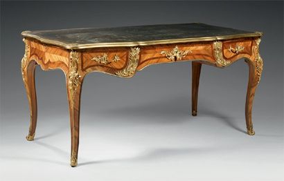 Bureau plat, mouvementé, en bois de placage...