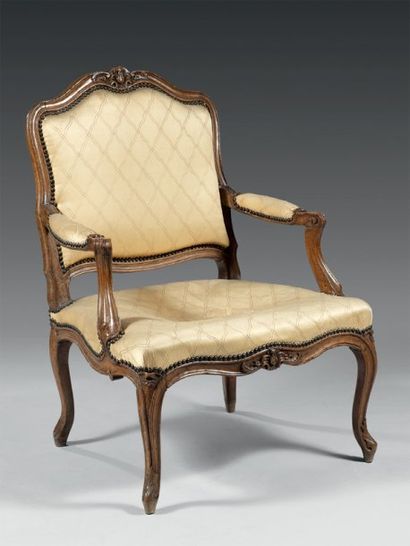 Fauteuil à dossier plat, en hêtre mouluré...