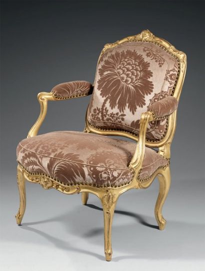 Fauteuil à dossier plat en bois richement...