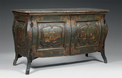 Importante commode à vantaux, en laque européen...