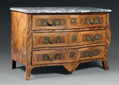Commode en placage de bois fruitier marqueté...