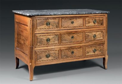 Commode en noyer ouvrant par trois tiroirs...