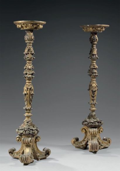 Paire de porte girandoles en bois sculpté...