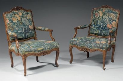 Belle paire de fauteuils à dossier plat mouvementé,...